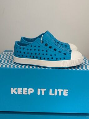 Native Kids Unisex Blue and White Jefferson Water Shoes